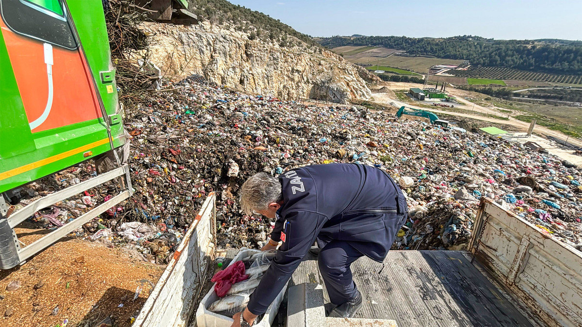 -TARSUS’ TA SAĞLIKSIZ KOŞULLARDAKİ 750 KİLOGRAM BALIK İMHA EDİLDİ