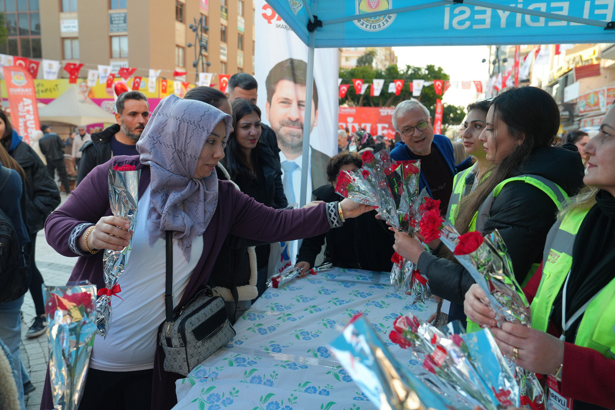 TARSUS'TA SEVGİLİLER GÜNÜ COŞKU İLE KUTLANDI